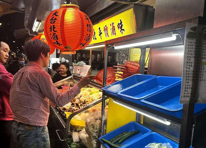 Taipei: Street Food & Hidden Eats Night Market Food Tour - Why the guide can make or break the evening