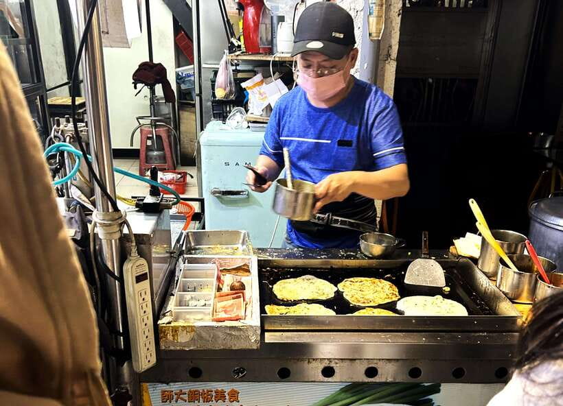 Taipei: Street Food & Hidden Eats Night Market Food Tour - Walking, comfort, and practical limits
