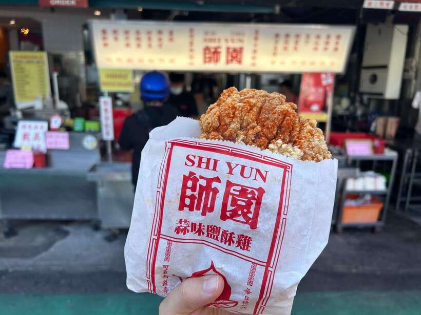 Taipei: Street Food & Hidden Eats Night Market Food Tour - Fried chicken with a Taipei student crowd