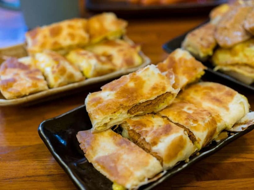 Taipei: Taiwan Traditional Breakfast & Market & Tea Tasting - Walking toward Dihua Street