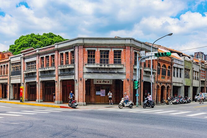 Taipei Timeout: Private 8-Hour Layover Adventures - Dihua Street, old shops and everyday Taipei