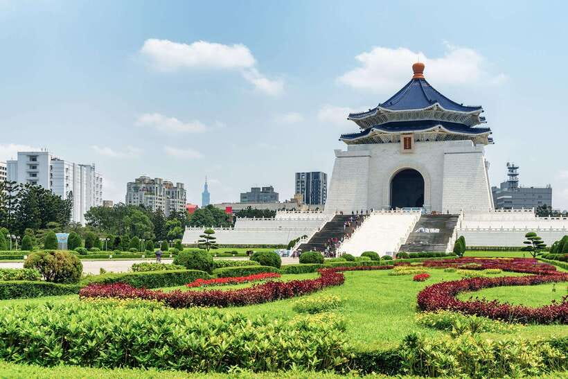 Taoyuan Airport: Layover Taipei City Tour - Chiang Kai-shek Memorial Hall and the changing of the guard