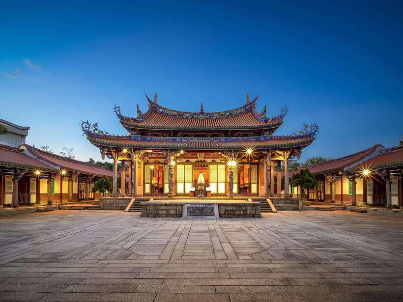Taoyuan Airport: Layover Taipei City Tour - Dihua Street for snacks, shops, and old Taipei