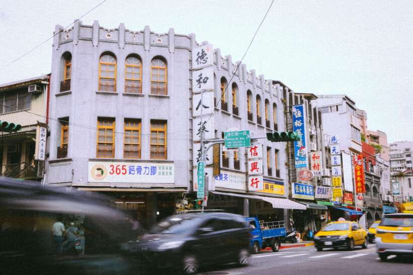 Vintage Taipei - Best of Taiwan and Sunset Walking Tour - What the herbal market adds to the walk