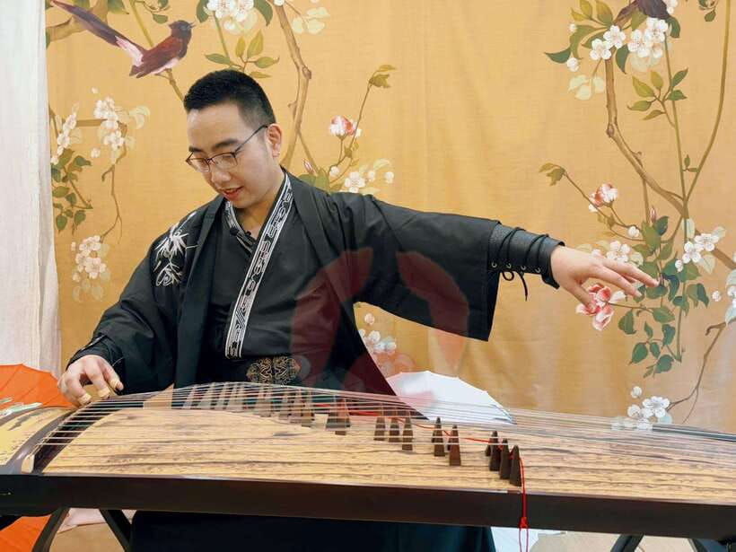 Wear Hanfu and play guzheng - A traditional music lesson that keeps things simple