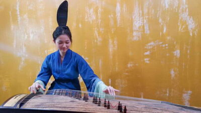 Wear Hanfu and play guzheng