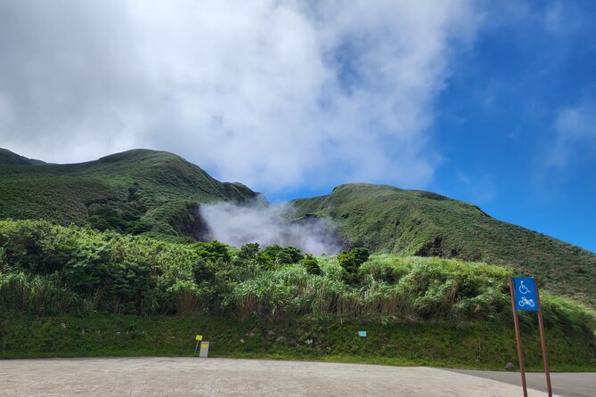 Yamingshan Volcano, Beitou Thermal Valley, Danshui Private Tour - Zhuzihu, flower fields, and lunch on Yangmingshan