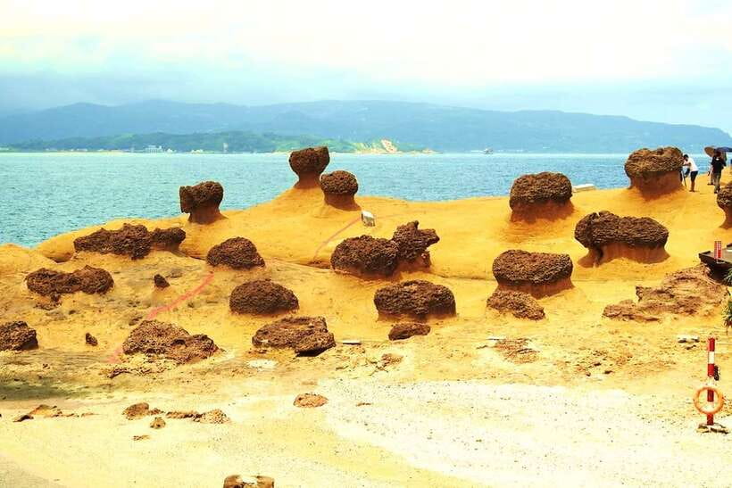 Yehliu Geopark Admission Ticket - Heat, Safety Lines, and Practical Comfort
