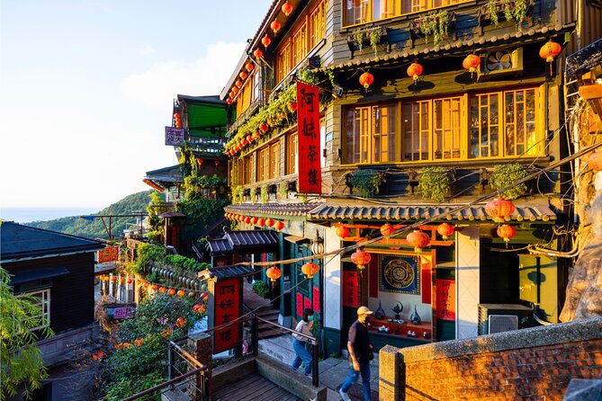 Yehliu, Golden Waterfall, Jiufen, Shifen Day Tour - Yehliu’s sea-carved rock at the start