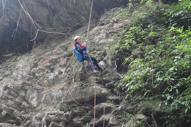 Yi-Hsin creek canyoning in northern Taiwan - Swimming, jumps, and time to enjoy the water